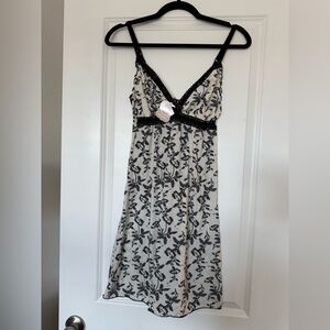 Belabumbum Black and White Floral Chemise